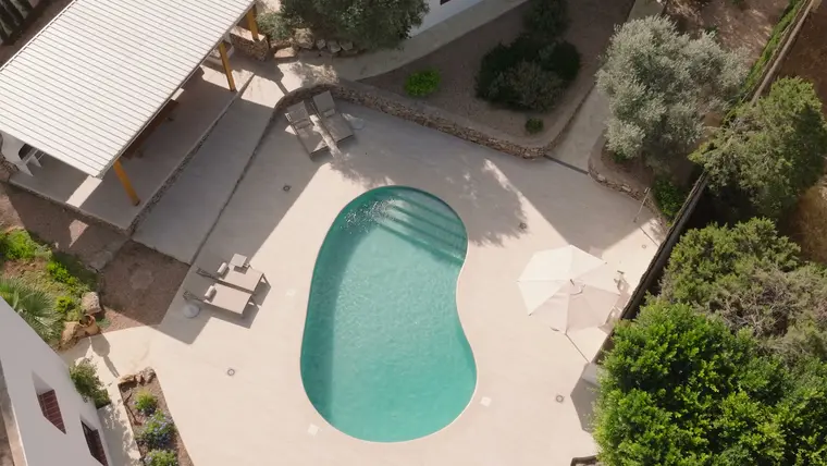 Vista aérea de la finca con la piscina y las dos casas