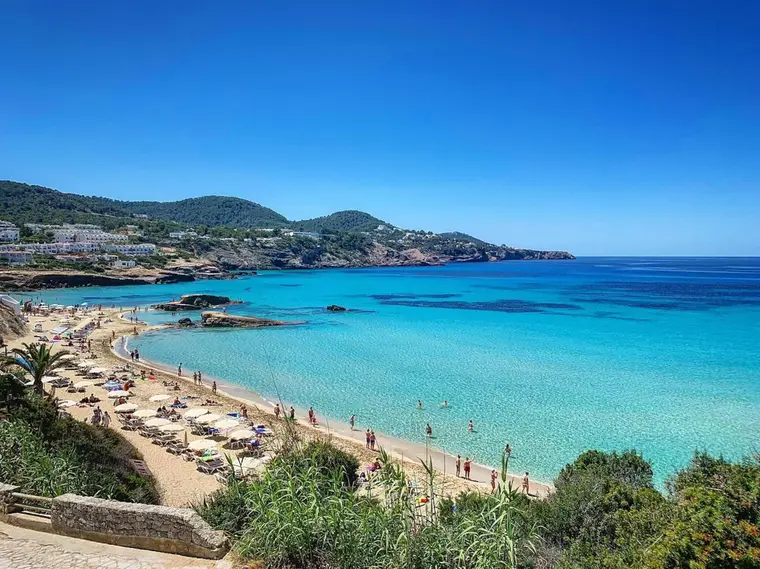 Cala de arena clara y agua turquesa